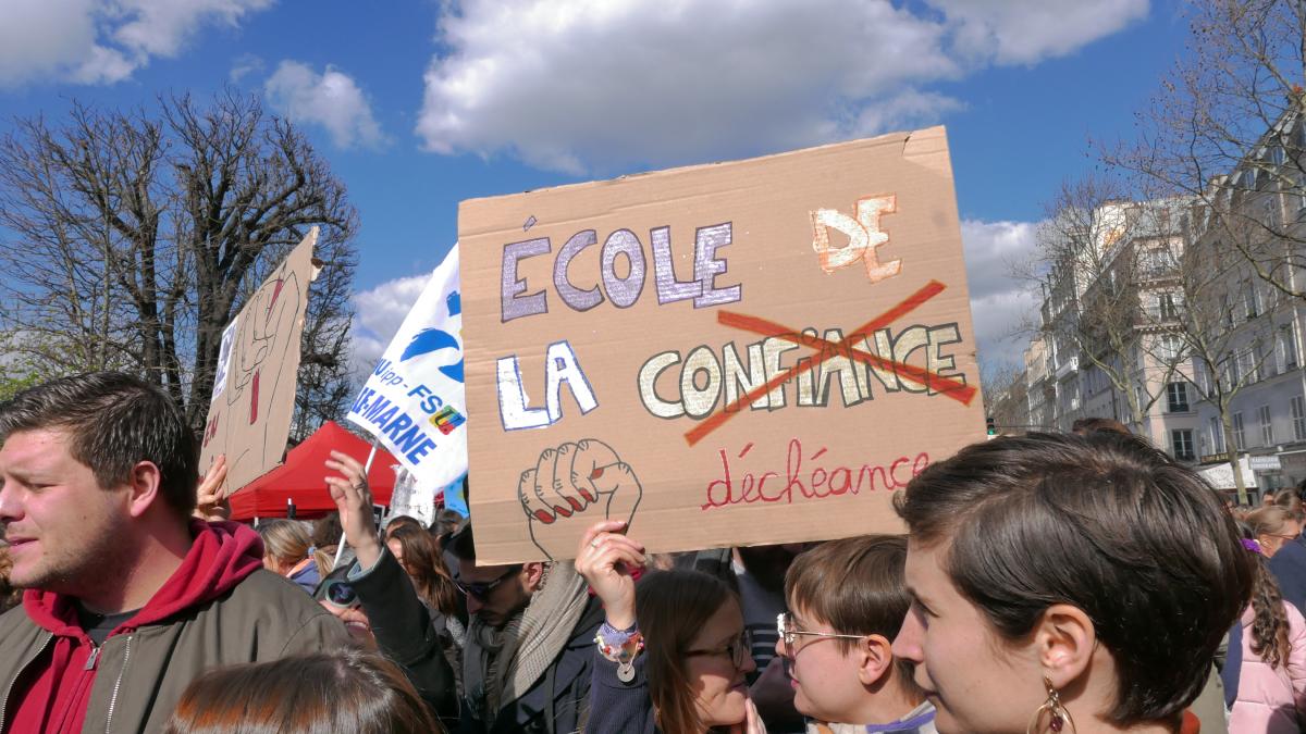 Pancarte Ecole de la confiance/déchéance