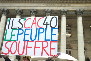 Pancarte devant la Bourse de Paris ils Cac 40 le peuple souffre.