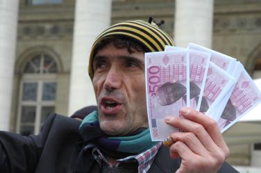 Manifestant devant la bourse de Paris avec les billets de 500 Euros du Npa.
