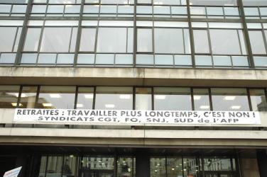 Agence France Presse, en façade du siège banderole Retraites: travailler plus longtemps c'est Non! intersyndicale Cgt Fo Snj Sud de L'AFP.