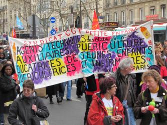 Banderole du syndicat CGT petite enfance