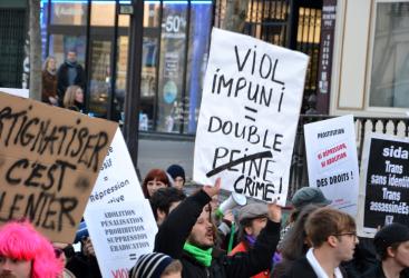 Panonceaux d'act up. Manifestation contre les violences faites aux femmes, dimanche 25 novembre, Paris