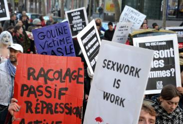 Panonceaux d'act up. Manifestation contre les violences faites aux femmes, dimanche 25 novembre, Paris