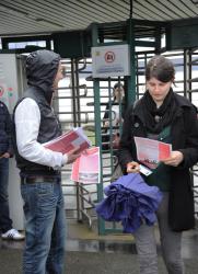 Olivier Besancenot devant le Technocentre Renault de Guyancourt