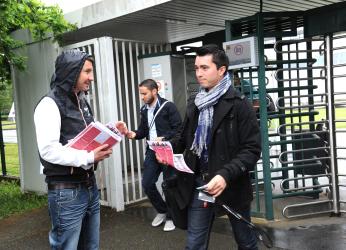 Olivier Besancenot devant le Technocentre Renault de Guyancourt
