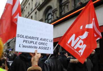 Pancarte solidarité avec le peuple Grec l'austérité assez! drapeau du Npa
