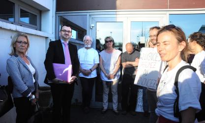 Action MJC-CS du 14 avril devant le bâtiment où devait se tenir le conseil municipal entérinant le choix du maire de Chilly-Mazarin Essonne