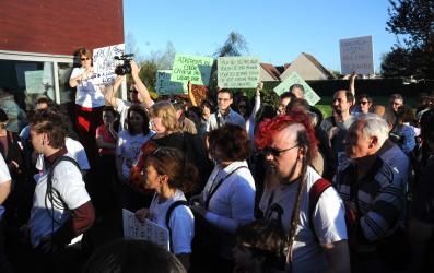 Action MJC-CS du 14 avril devant le bâtiment où devait se tenir le conseil municipal entérinant le choix du maire de Chilly-Mazarin Essonne