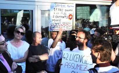 Action MJC-CS du 14 avril devant le bâtiment où devait se tenir le conseil municipal entérinant le choix du maire de Chilly-Mazarin Essonne