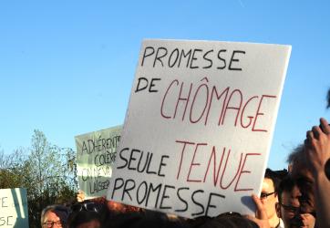 Action MJC-CS du 14 avril devant le bâtiment où devait se tenir le conseil municipal entérinant le choix du maire de Chilly-Mazarin Essonne