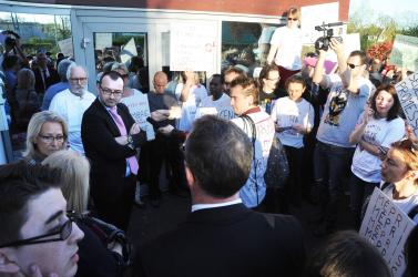 Action MJC-CS du 14 avril devant le bâtiment où devait se tenir le conseil municipal entérinant le choix du maire de Chilly-Mazarin Essonne