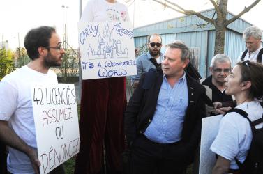 Action MJC-CS du 14 avril devant le bâtiment où devait se tenir le conseil municipal entérinant le choix du maire J-P Beneytou (UMP) de Chilly-Mazarin Essonne