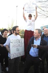 Action MJC-CS du 14 avril devant le bâtiment où devait se tenir le conseil municipal entérinant le choix du maire J-P Beneytou (UMP) de Chilly-Mazarin Essonne