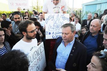 Action MJC-CS du 14 avril devant le bâtiment où devait se tenir le conseil municipal entérinant le choix du maire J-P Beneytou (UMP) de Chilly-Mazarin Essonne