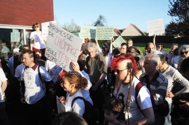 Action MJC-CS du 14 avril devant le bâtiment où devait se tenir le conseil municipal entérinant le choix du maire de Chilly-Mazarin Essonne