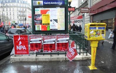 Affiches du Npa sous la pluie du 1er mai 2015