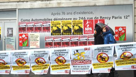 Affiches du Npa sous la pluie du 1er mai 2015