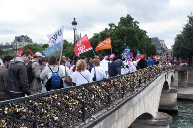Salariés de l'AP-HP en grêve contre le projet de Martin Hirsch de remise en cause des RTT devant Notre Dame