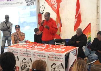 Débat stand du Npa Ouvrez les frontières liberté de circulation avec Olivier Besancenot et des Migrants