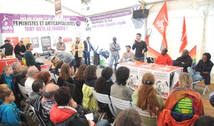 Débat stand du Npa Ouvrez les frontières liberté de circulation avec Olivier Besancenot et des Migrants