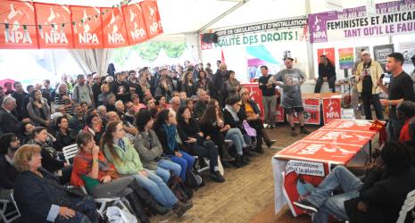 Débat stand du Npa Ouvrez les frontières liberté de circulation avec Olivier Besancenot et des Migrants