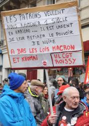 Pancarte A bas les lois Macron et El'Khomri