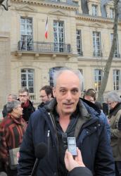 Conférence de presse Philippe Poutou devant le siège de l'Association des Maires de France