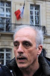Conférence de presse Philippe Poutou devant le siège de l'Association des Maires de France