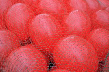 Ballons auquel sont attachés figurine et message de P Poutou autant de ballons que de parrainages à obtenir