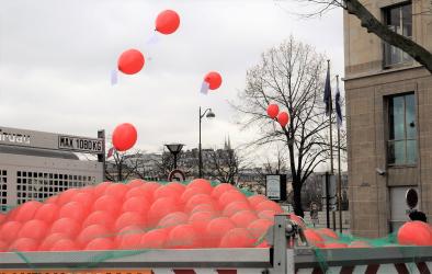 Ballons auquel sont attachés figurine et message de P Poutou autant de ballons que de parrainages à obtenir