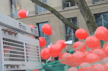 Ballons auquel sont attachés figurine et message de P Poutou autant de ballons que de parrainages à obtenir