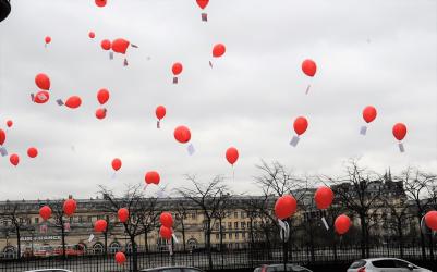 Ballons auquel sont attachés figurine et message de P Poutou autant de ballons que de parrainages à obtenir