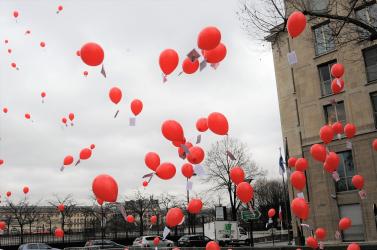 Ballons auquel sont attachés figurine et message de P Poutou autant de ballons que de parrainages à obtenir