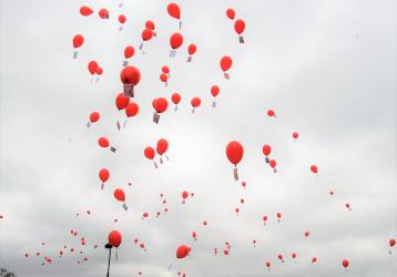 Ballons auquel sont attachés figurine et message de P Poutou autant de ballons que de parrainages à obtenir