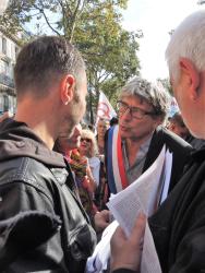 Eric Coquerel parlementaire La France insoumise en visite près du stand Npa
