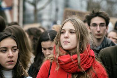 Une jeune dans le cortège étudiant
