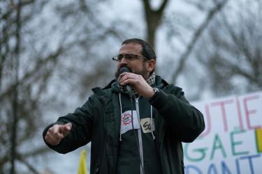 Gaël Quirante prend la parole lors du rassemblement contre son licenciement
