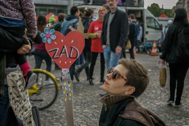 Femme avec une pancarte j'aime la ZAD