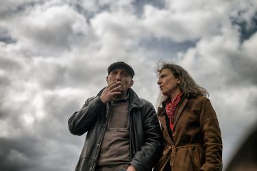 Deux manifestant.e.s regardent passer la foule sur le pont d'Austerlitz