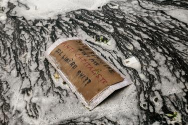 Un pancarte reste par terre après l'utilisation des canons à eau