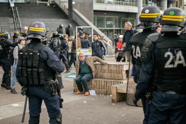 Les CRS oblige un monsieur âgé à se lever