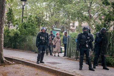 Des passant.e.s regardent les CRS avec étonnement