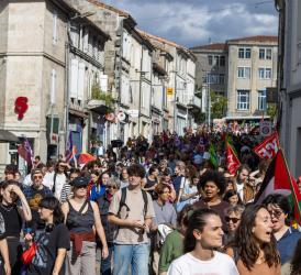Foule compacte lors de la manifestation contre le coup de force de Macron.