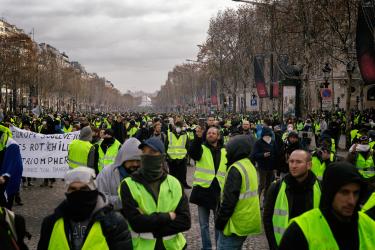 La foule fait des allés retours aux Champs Elysées