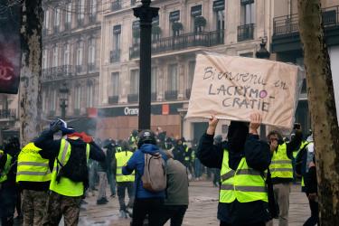 Pancarte Bienvenues en lacrymocratie