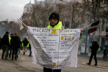 MAnifestant avec ses revendications écrites sur un drapeau