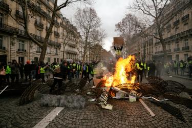 Les manifestant montent de petites barricades aux alentours des Champs Elysées