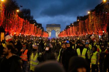 Les manifestants aux Champs Elysées avec ses lumières de Noël