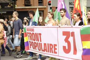 FRANCE - TOULOUSE - MANIFESTATION CONTRE LA NOMINATION DE BARNIER - BANDEROLE DE TETE