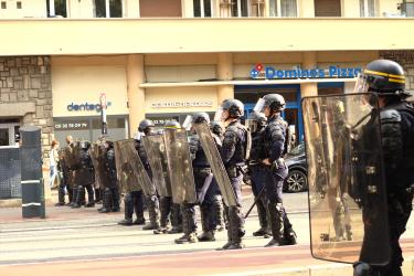 FRANCE - TOULOUSE - MANIFESTATION CONTRE LA NOMINATION DE BARNIER - LIGNE DE CRS